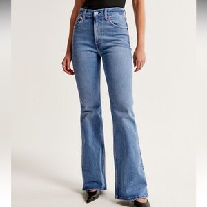 Abercrombie & Fitch Ultra High Rise The Flare Jeans - medium wash 25R
